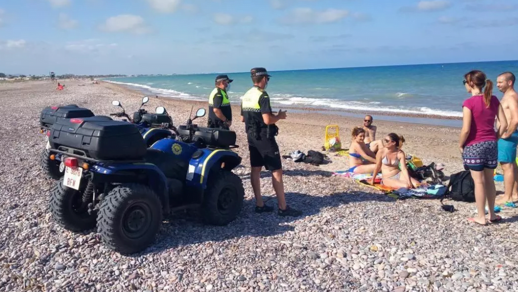 Politie deelt T-shirts uit bij diefstel in Valencia