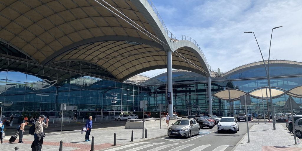 Opnieuw chaos op luchthaven door taxi tekort